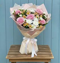 Букет цветов из:  Гвоздики, Орхидеи и Розы в Шаталово