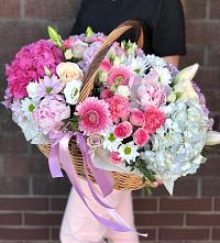 Цветочная композиция из Розы, Хризантемы, Пионы и Лизиантусы в корзине в Шаталово