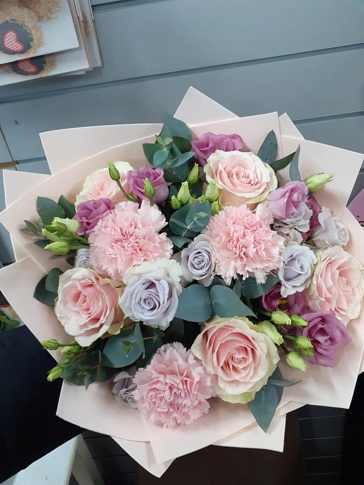 Букет цветов из: Розы, Гвоздики и Лизиантусы в Шаталово